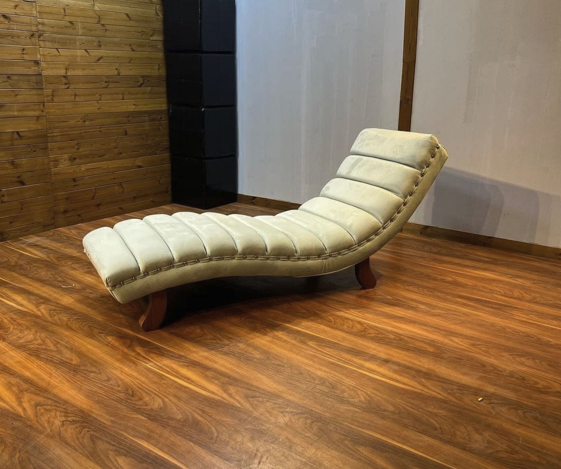 Diván bastoneado con tachas